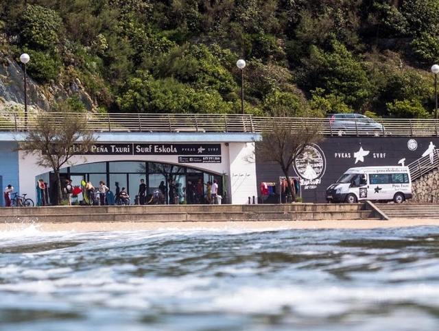 Acceso a la escuela de surf